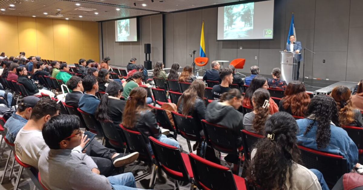 Imagen de los asistentes al evento académico “Paisaje, saberes y ciudad”