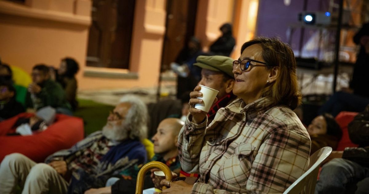 Imagen de personas disfrutando Proyecciones Cine en la calle.