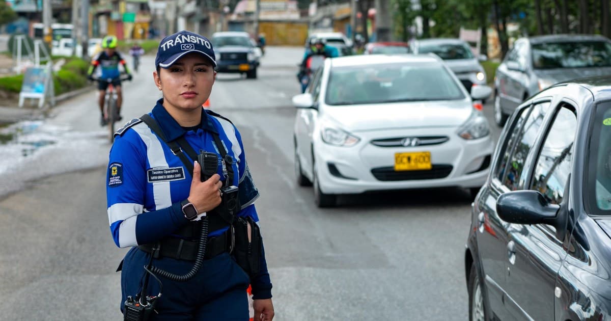 Foto de agente de tránsito haciendo control en una vía de Bogotá