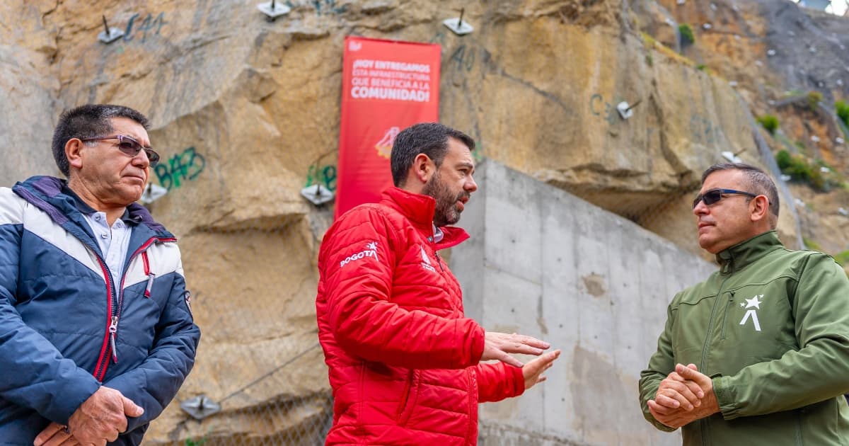 l alcalde Mayor de Bogotá, Carlos Fernando Galán y el director del Instituto Distrital de Gestión de Riesgos y Cambio Climático (IDIGER), Guillermo Escobar en la entrega de la obra de mitigación a la comunidad.
