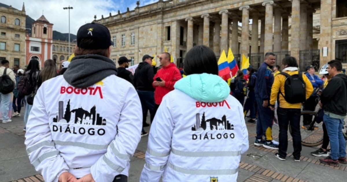 Foto de gestores de diálogo realizando acompañamiento a manifestaciones en la Plaza de Bolívar.
