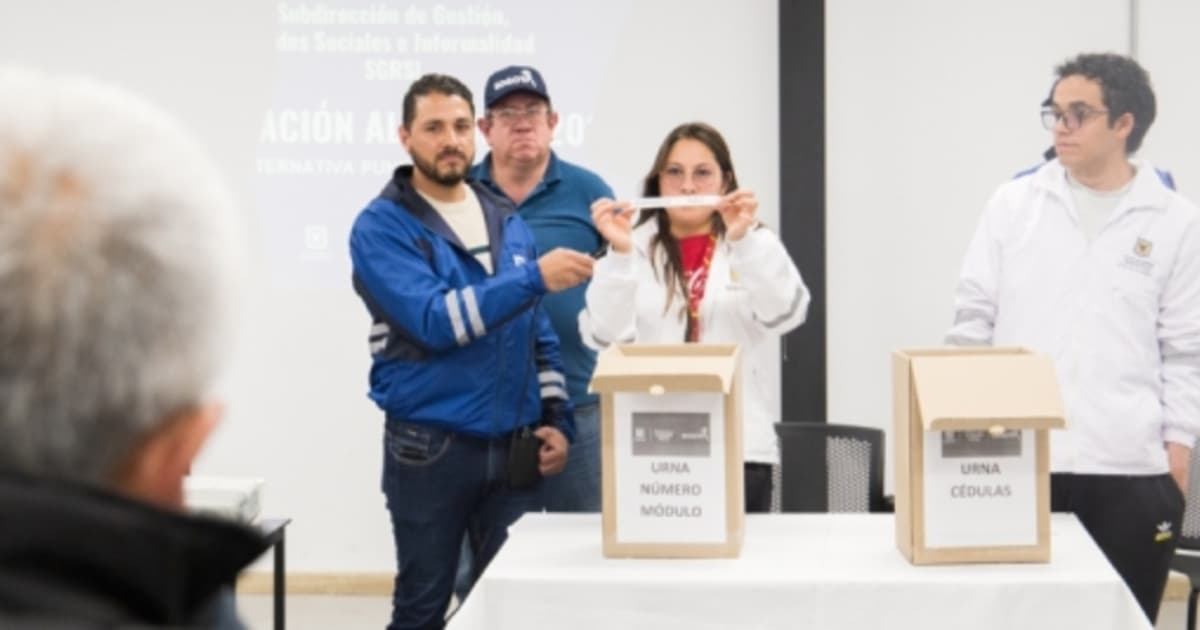 Foto del sorteo de asignación de espacios comerciales realizado por el IPES con acompañamiento de la Personería de Bogotá.