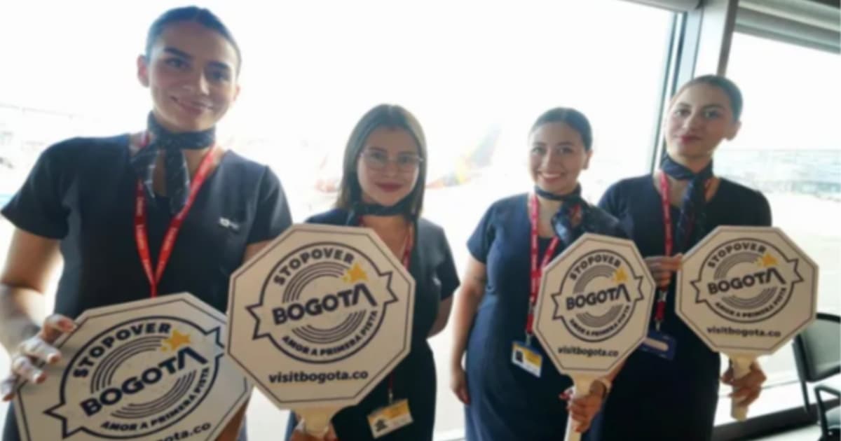 Foto de auxiliares de vuelo en el Aeropuerto Internacional El Dorado con paletas de la StopOver Bogotá.