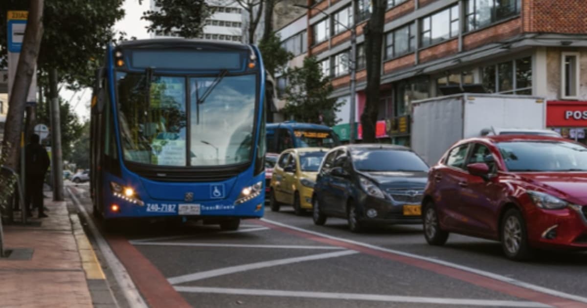 Foto de buses y vehículos particulares circulando por la carrera 13.