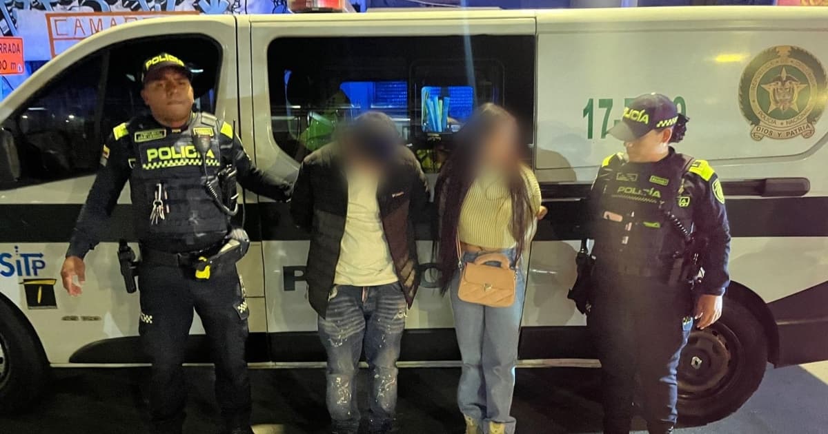 Foto de la captura de las dos personas por hurto a pasajeros de TransMilenio en Bogotá