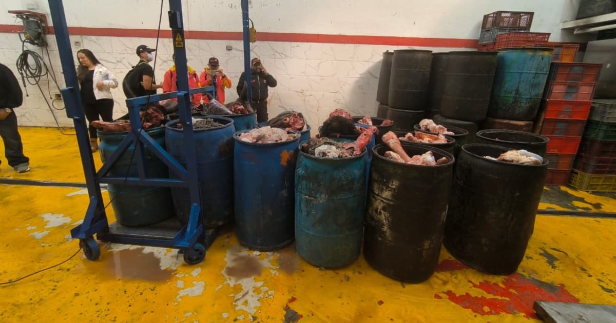 Foto de los operativos contra la bodega que almacenaba carne y huesos en mal estado en barriles y canecas generando afectación a comunidades aledañas,