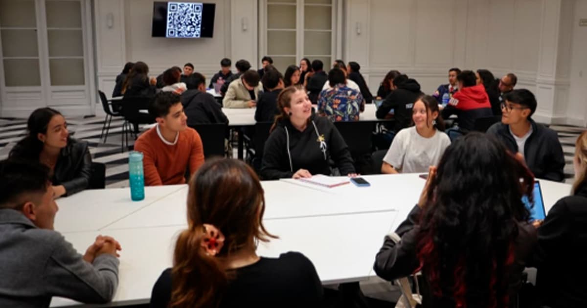 En la foto jóvenes asistiendo al evento pre Congreso de la Bogotaneidad