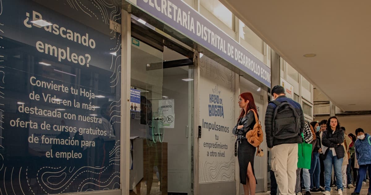 Foto de bogotanos y bogotanas accediendo a la sede de la Agencia Distrital de Empleo en Bogotá.