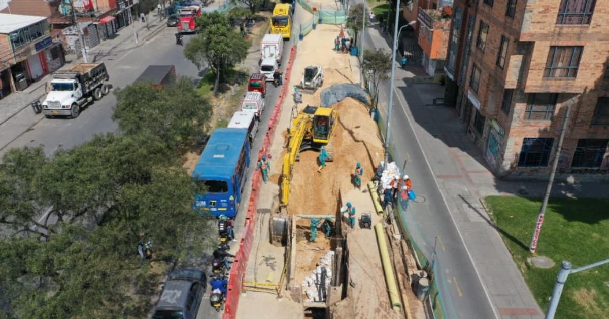 Foto de trabajadores realizando labores en redes de acueducto en Bogotá.