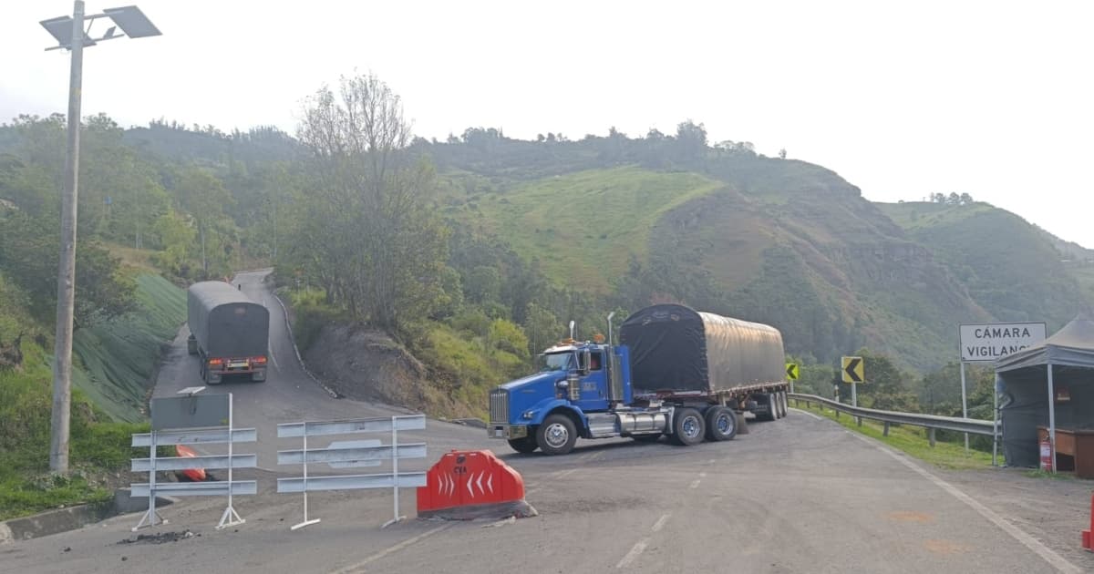 Vehículos de carga y particulares circulando por la Vía al Llano.