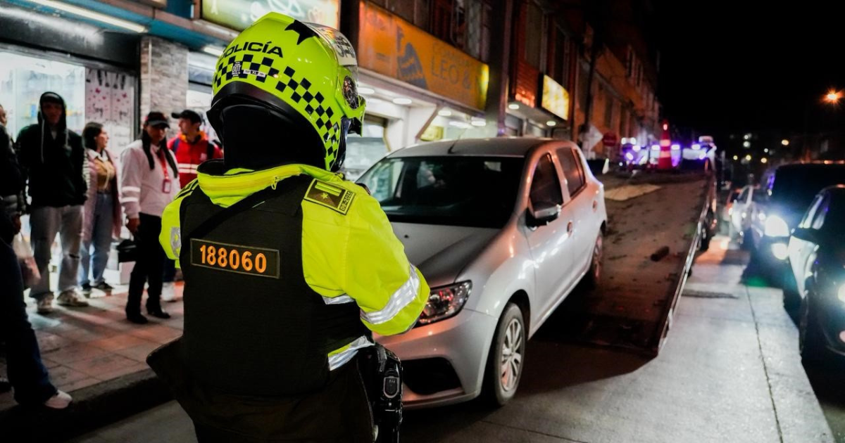 Foto de un policía haciendo un comparendo a un carro 