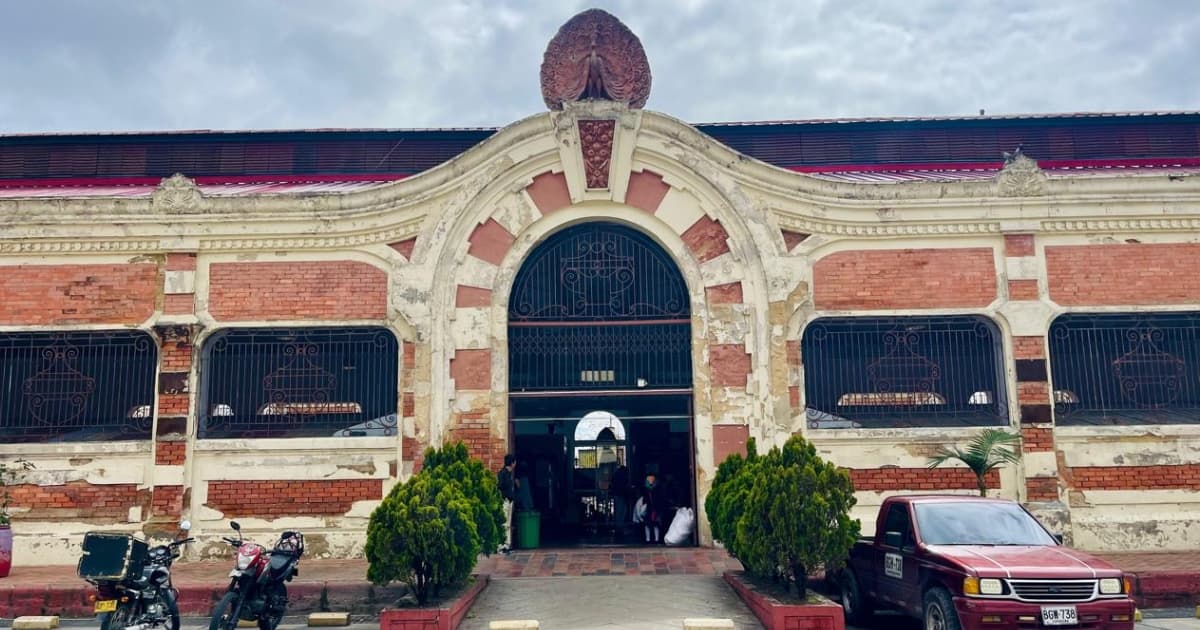 Fachada de la Plaza Distrital de Mercado Las Cruces en el centro de Bogotá.