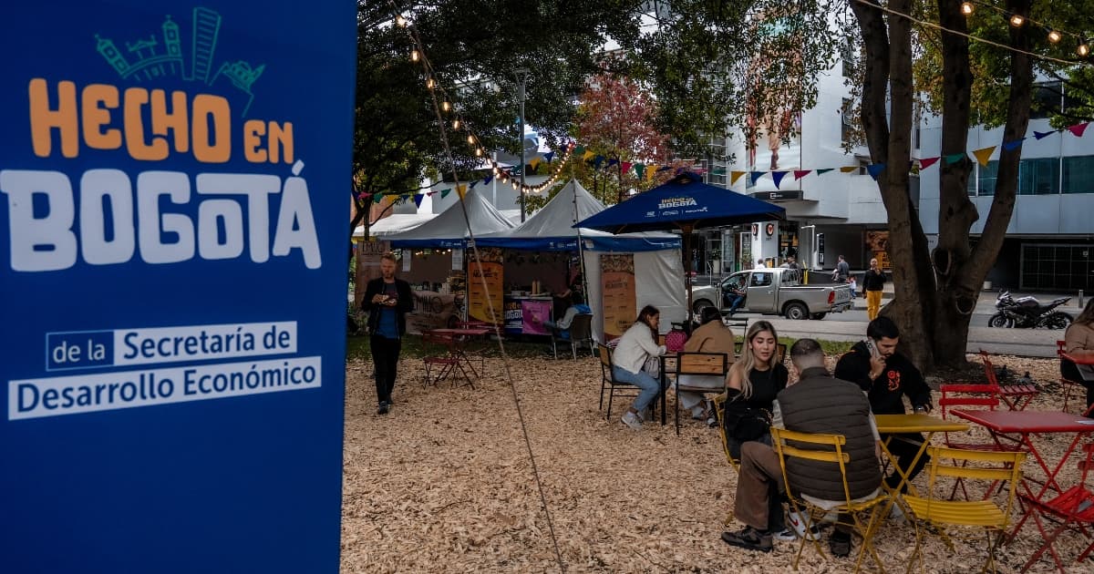Foto de una de las ferias de Hecho en Bogotá con bogotanos y bogotanas asistiendo 
