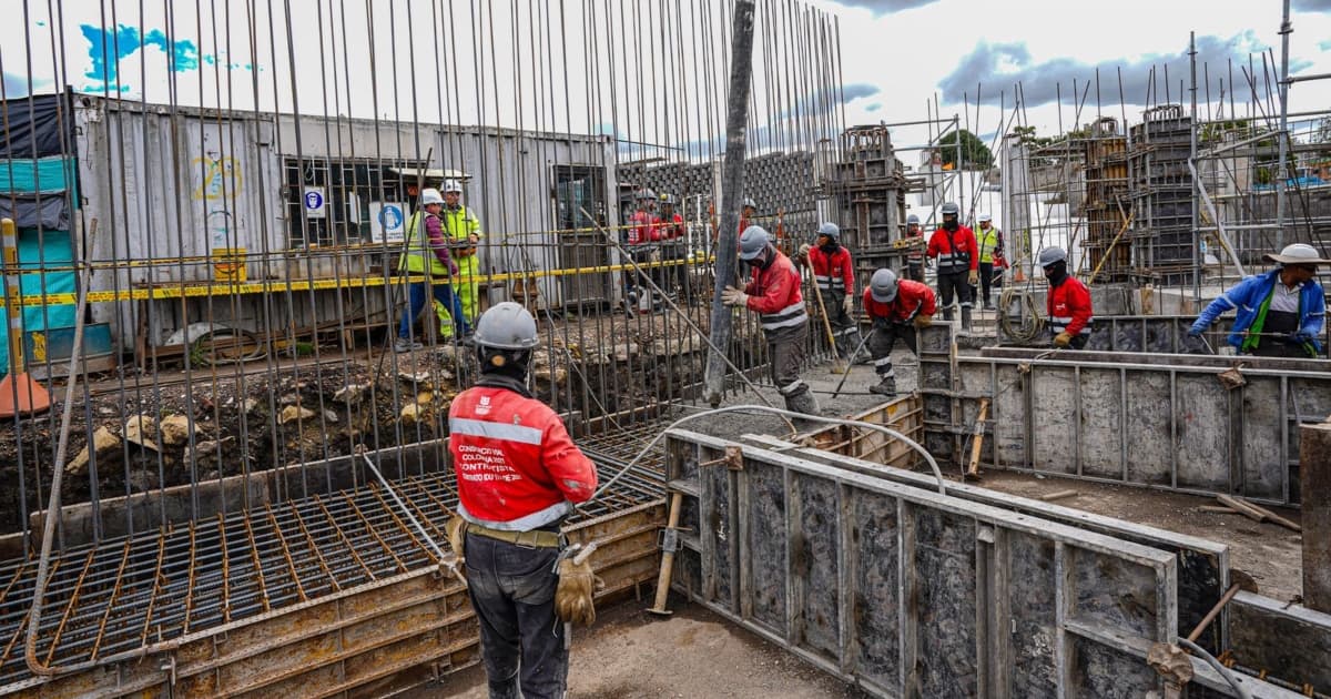 Foto de trabajadores en el proceso de fundido de vigas o columnas diafragma del puente de la calle 153 con autopista Norte.