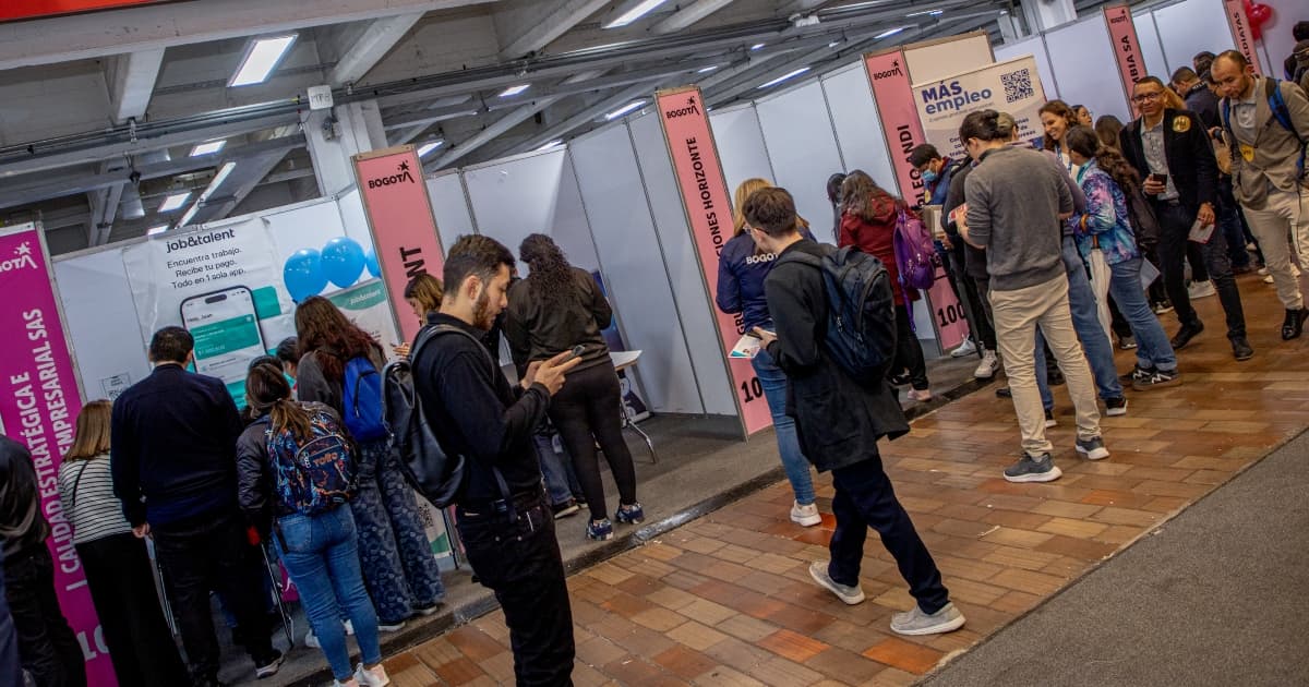 Ciudadanos en una de las Ferias de Empleo en Bogotá.
