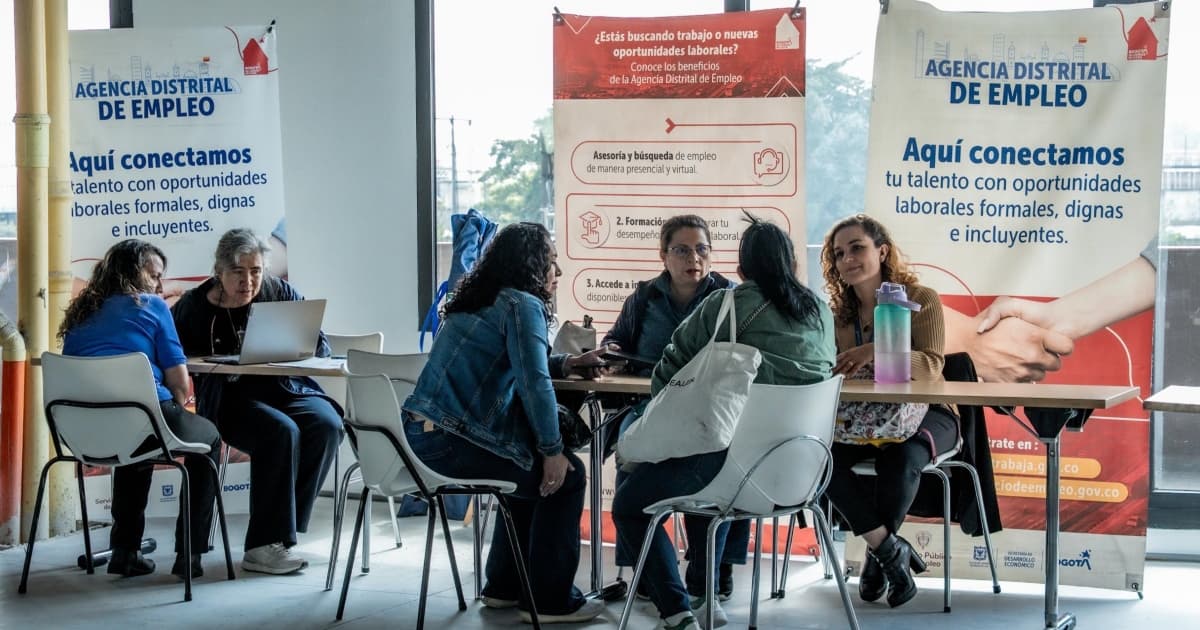 Foto de mujeres accediendo a una de las ferias de empleo de la Agencia Distrital de Empleo de Bogotá.