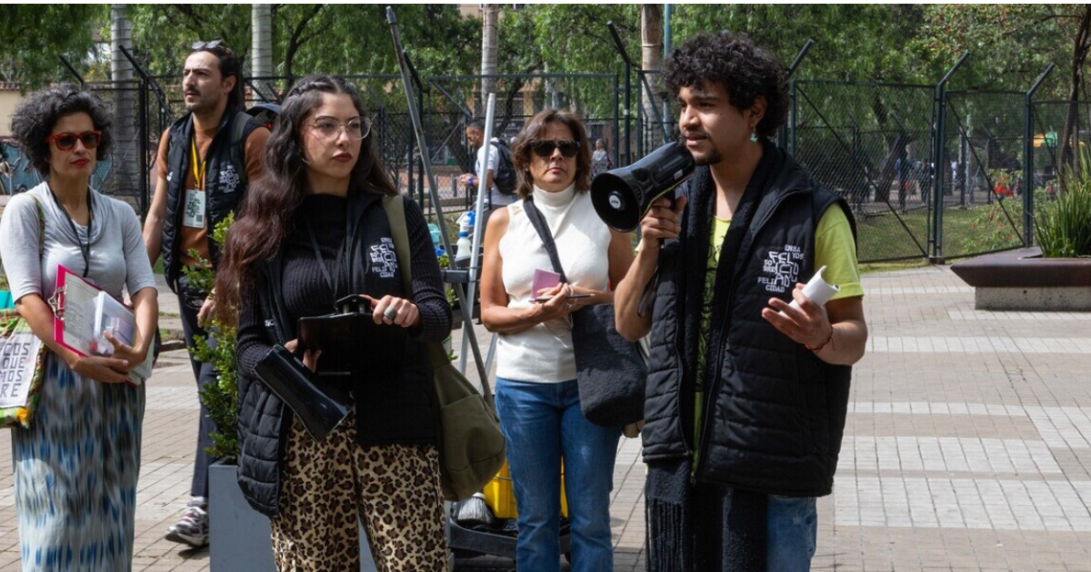 Imagen de varias personas realizando un recorrido guiado durante la Bienal de Arte y Ciudad de Bogotá.