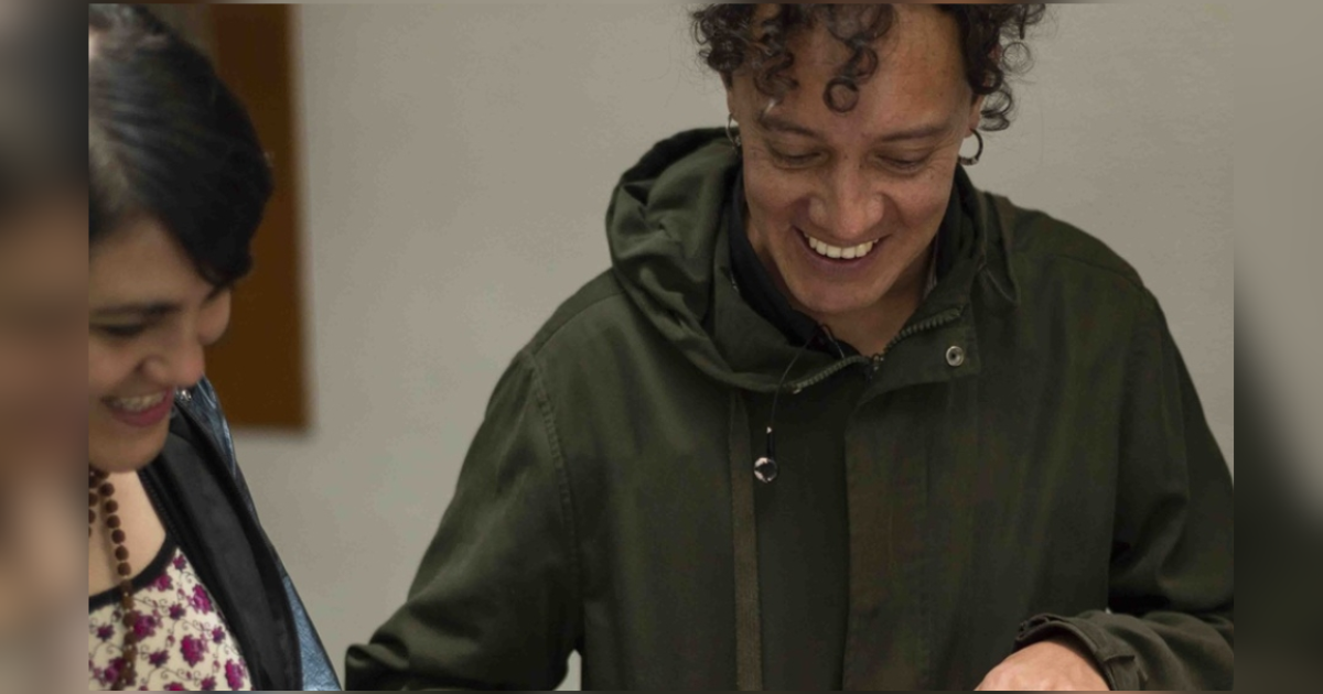 Imagen de una mujer y un hombre trabajando tal vez en una manualidad. 