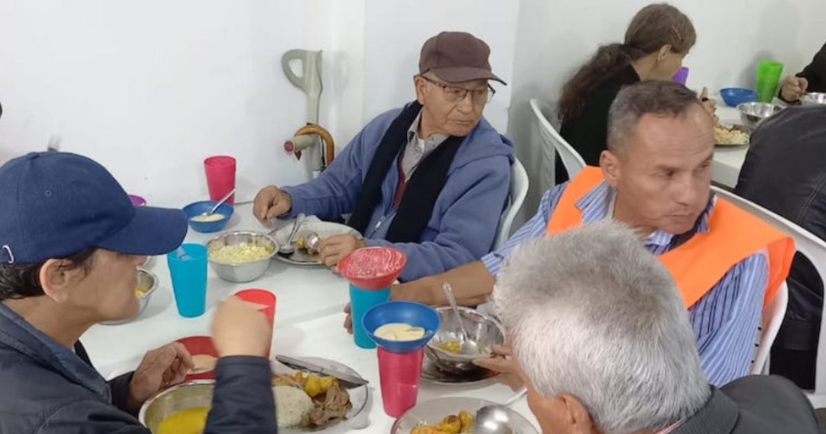 Imagen de personas mayores en un comedor