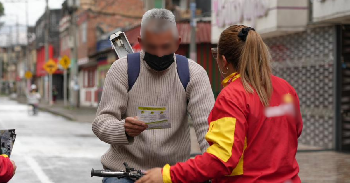 Foto de una mujer hablando con un hombre.