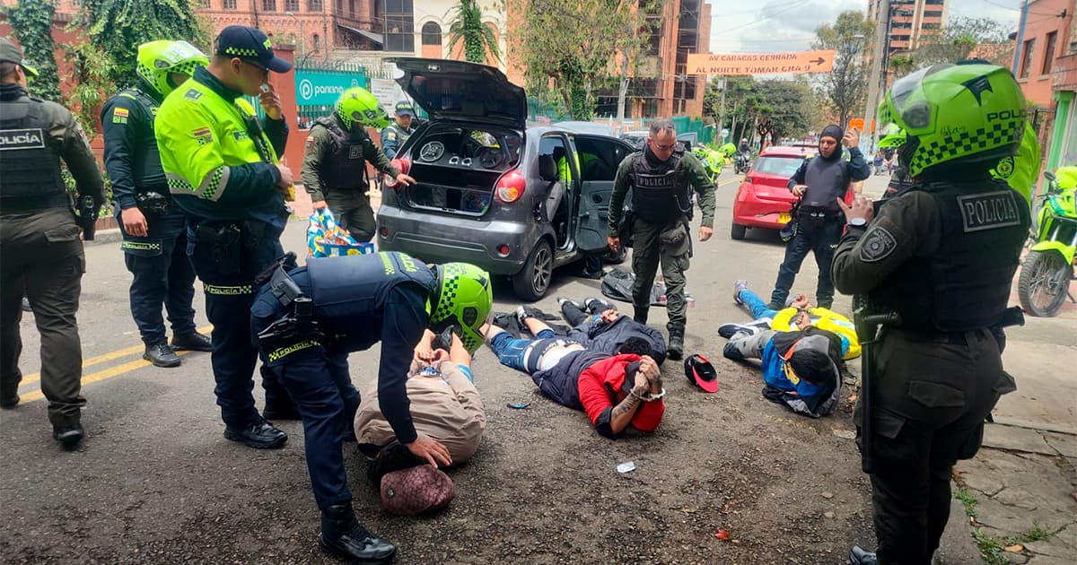 En la foto el operativo de seguridad donde detuvieron a estas personas. 