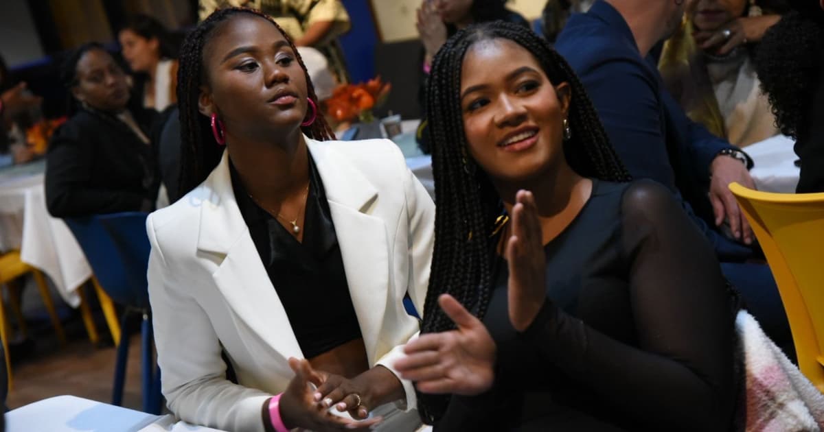 Dos mujeres raizales aplaudiendo y sonriendo 