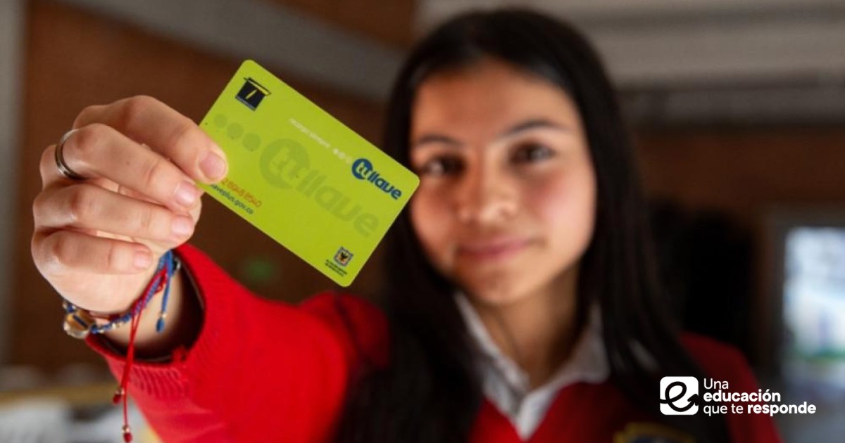 Foto que muestra una estudiante con una tarjeta TuLlave en la mano
