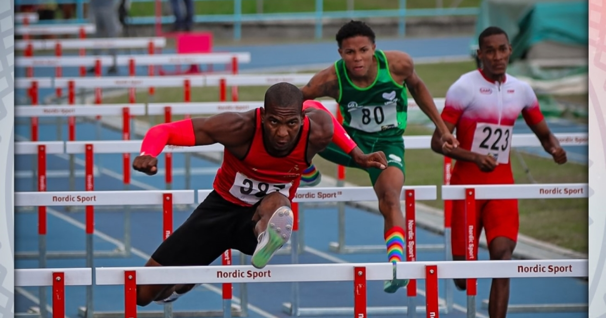 Imagen de deportistas compitiendo en la pista atlética