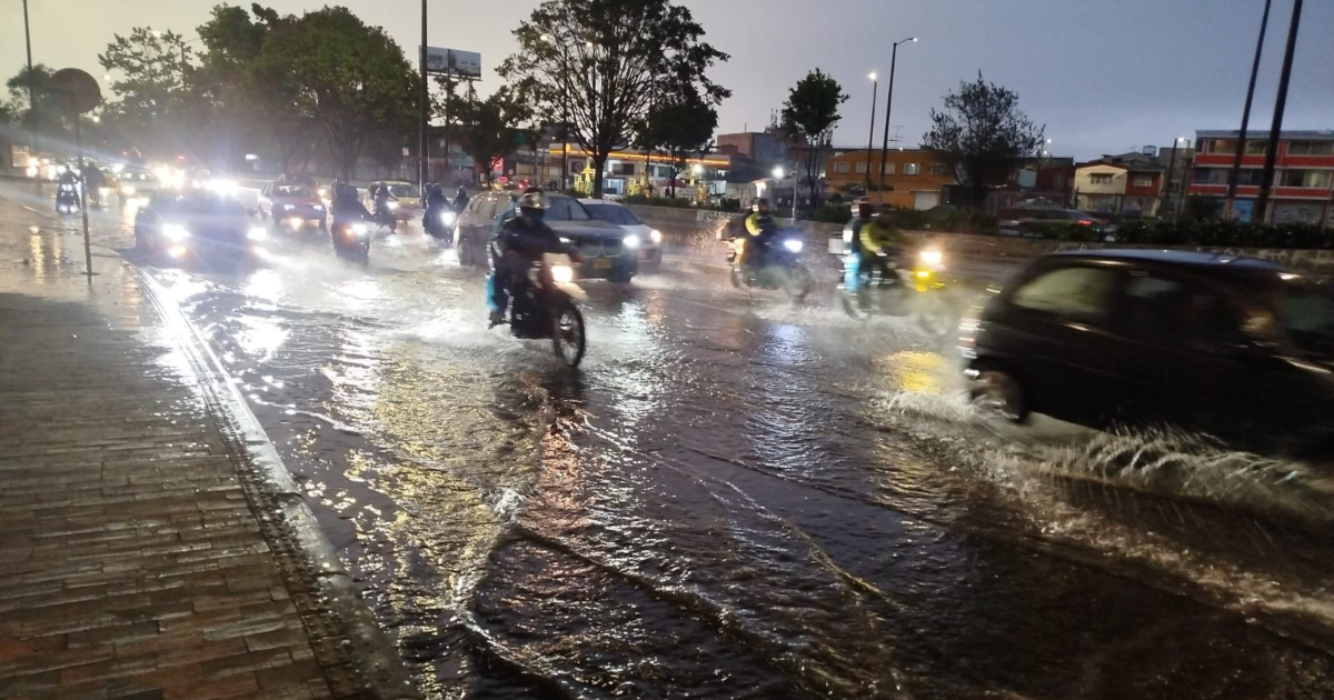 Imagen de un encharcamiento en una de las calles de Bogotá
