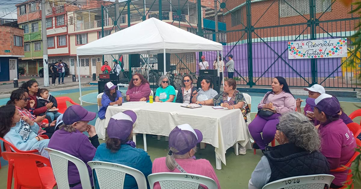 En la foto mujeres socializando los modelos de prevención de violencias en Bogotá y Río de Janeiro