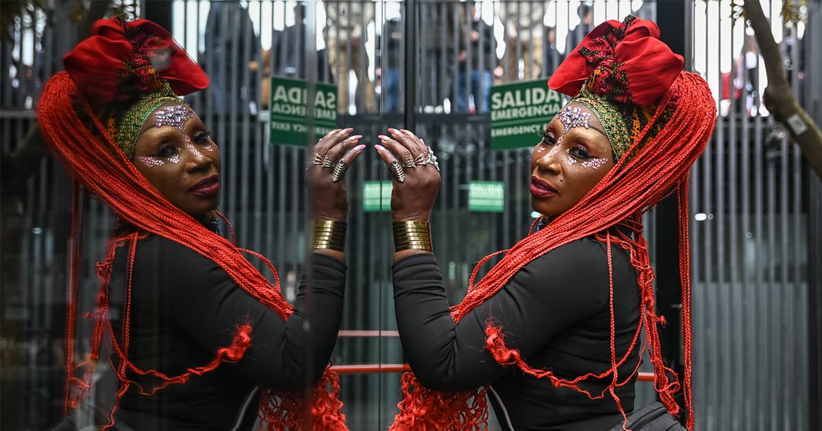 En la foto la imagen de una señora de la comunidad raizal en actividades culturales