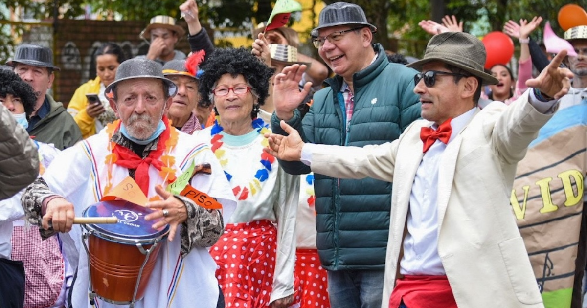 Imagen de personas de edad en una comparsa