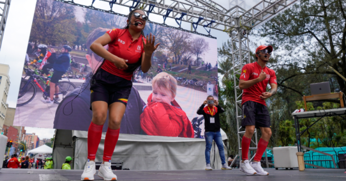 Imagen de Instructores en la ciclovía dictando clase