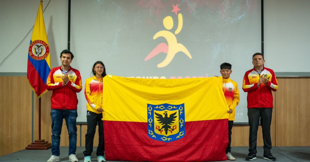 Deportistas bogotanos con la bandera de la ciudad