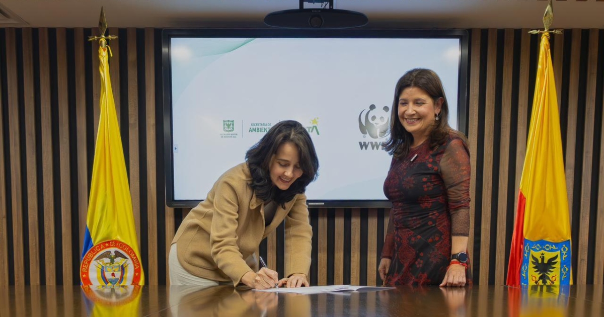 Imagen de la secretaria firmando el convenio