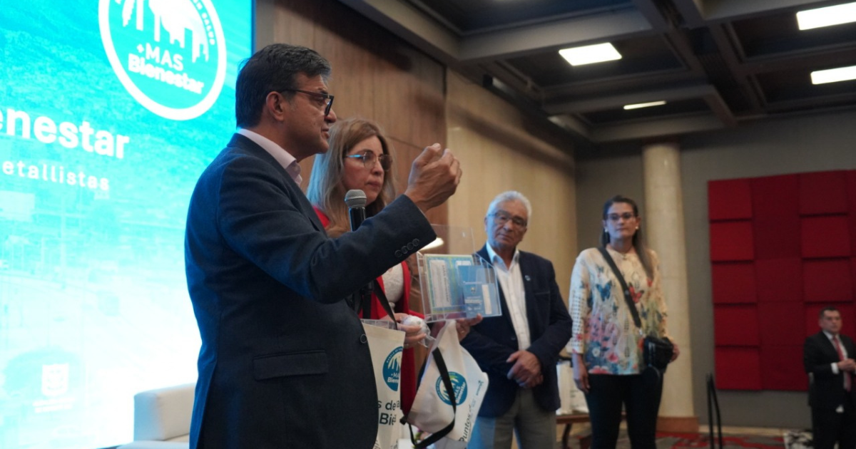 Foto del secretario de salud hablando en un auditorio 