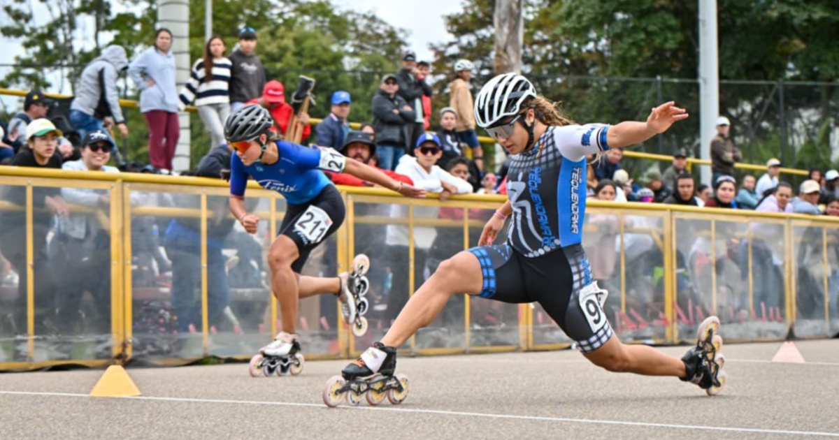 Imagen de patinadoras llegando a la meta dándolo todo.