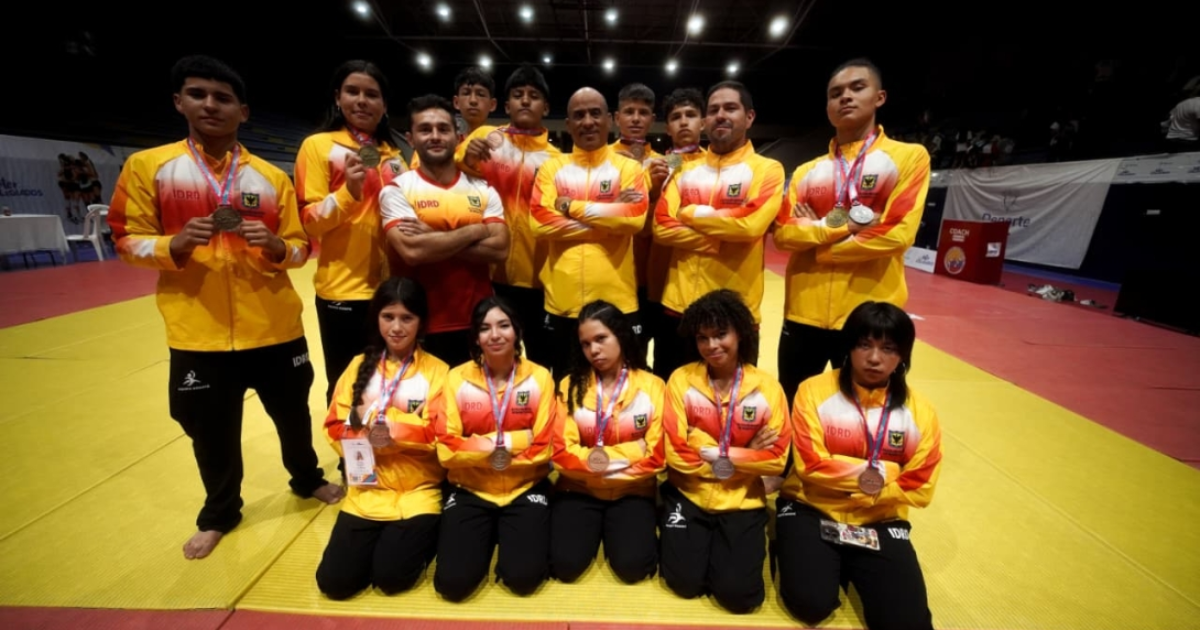 Imagen de deportistas de Bogotá con sus respectivas medallas