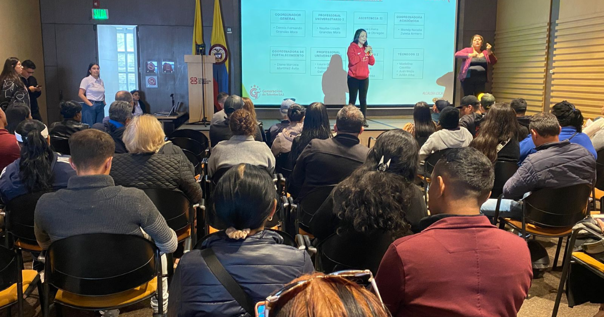 Foto de una mujer hablando en un auditorio 