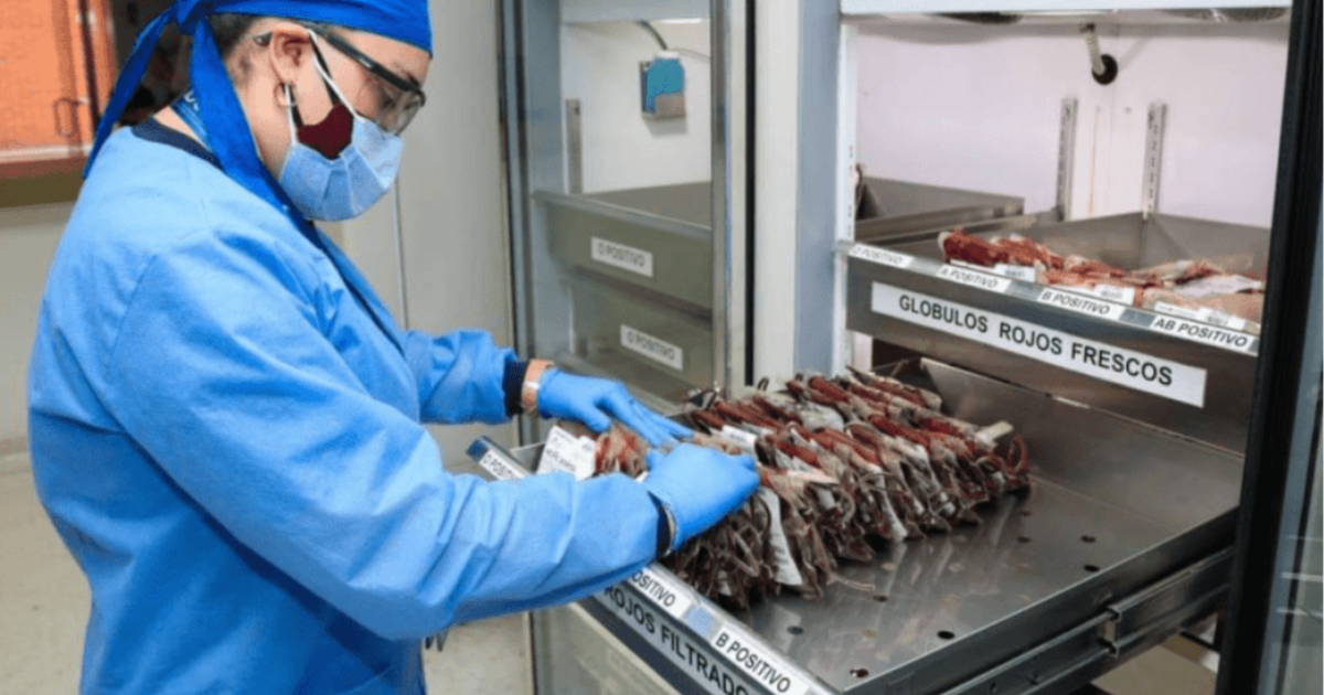 Foto de una doctora con muestras de sangre en Bogotá 