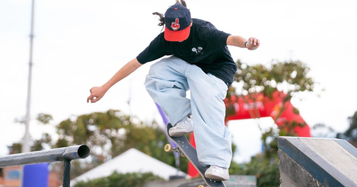 Deportista saltando en la pista de Skateboard