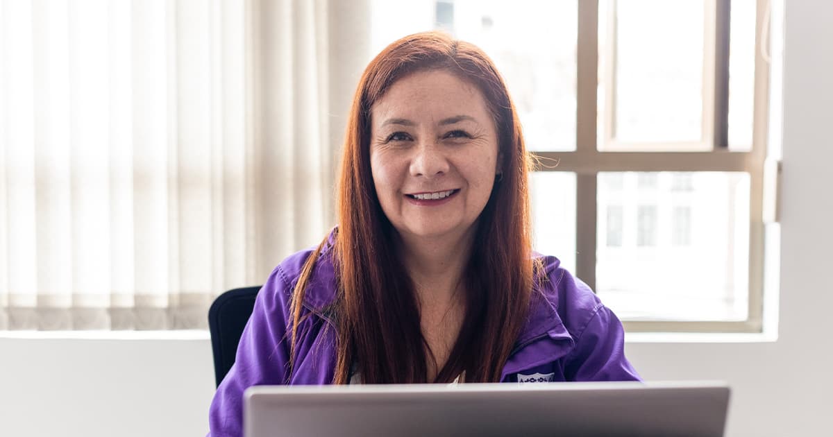 En la foto una mujer de la Secretaría de la Mujer atendiendo a mujeres que necesitan orientación 