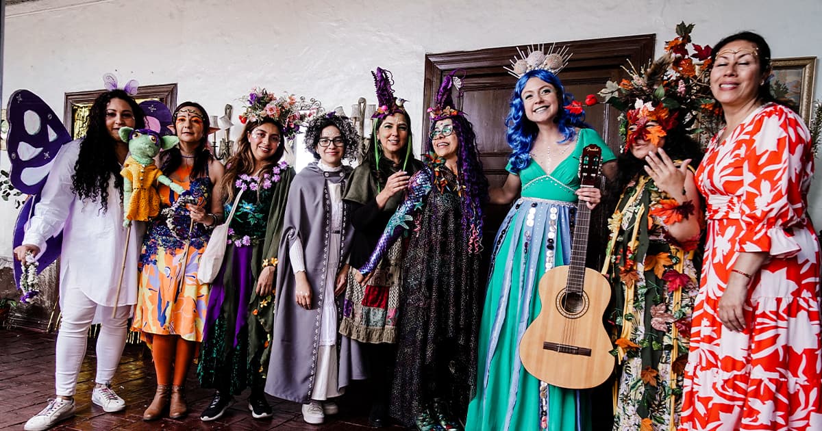 En la foto señoras disfrazadas en una actividad de la Secretaria de la Mujer