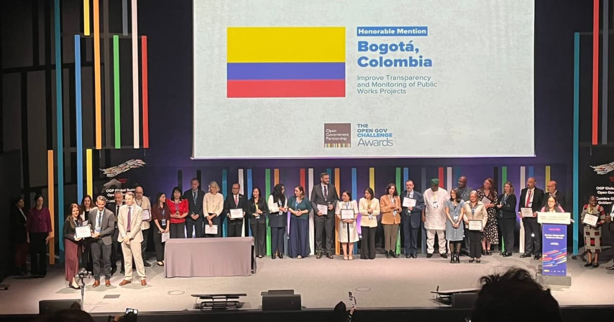 Fotografía de delegación de Bogotá recibiendo la mención honorífica en España