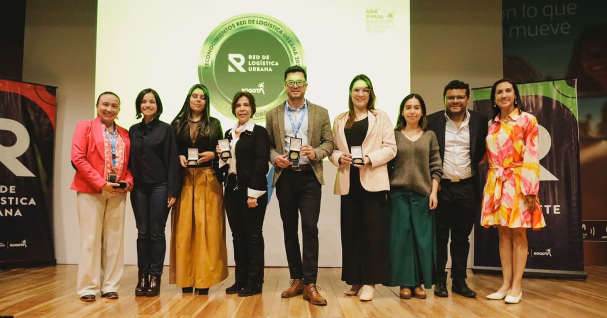 Personas de las empresas recibiendo reconocimientos por aportar a la movilidad sostenible