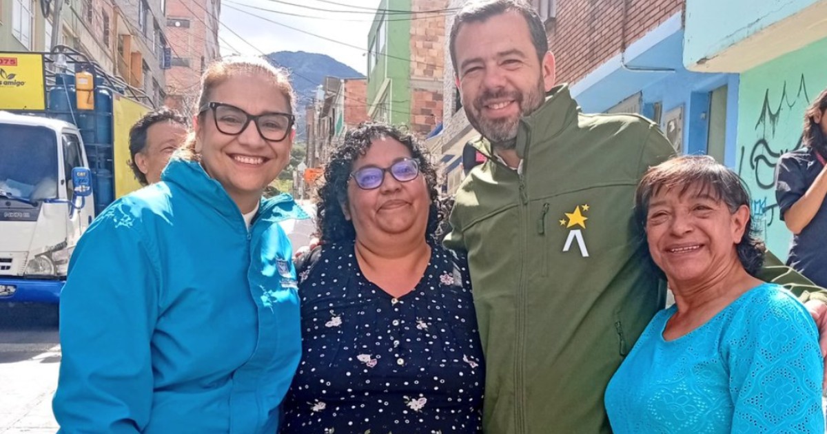 Foto en la que aparece la secretaria del Hábitat, Vanessa Velasco junto con el alcalde Mayor de Bogotá, Carlos Fernando Galán y dos ciudadanas.