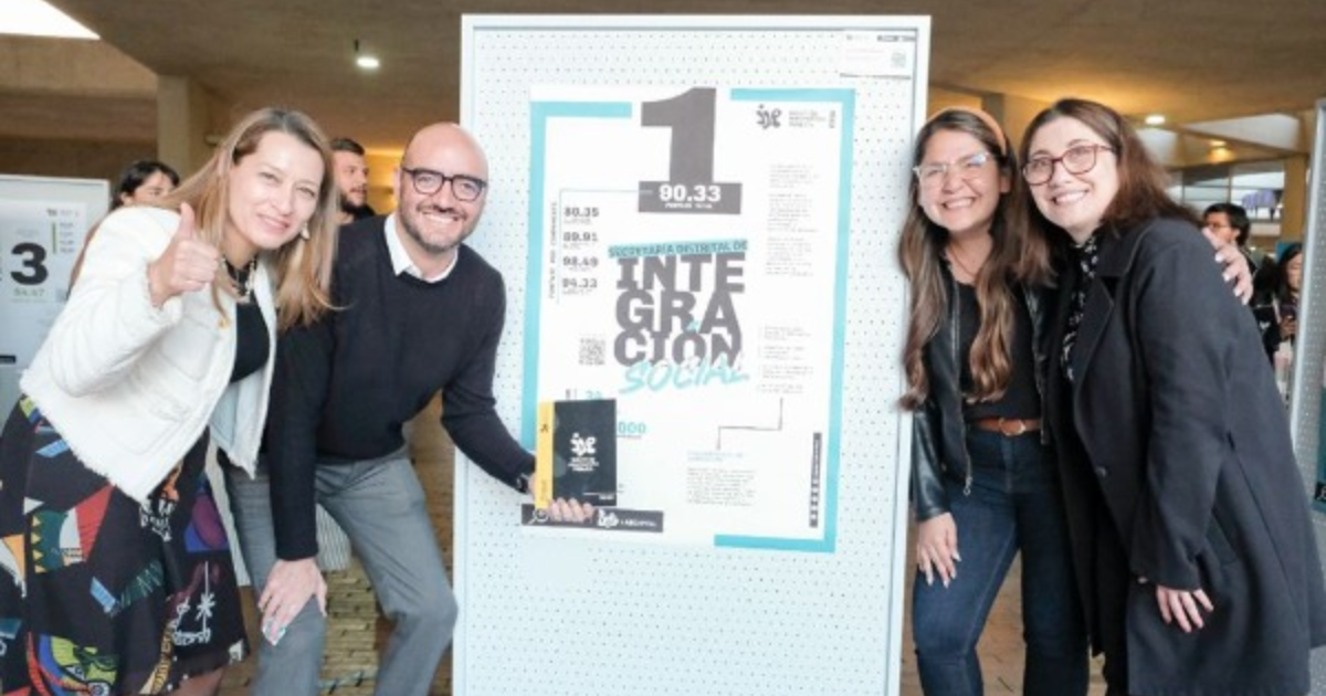 Imagen de varias personas posando para una foto