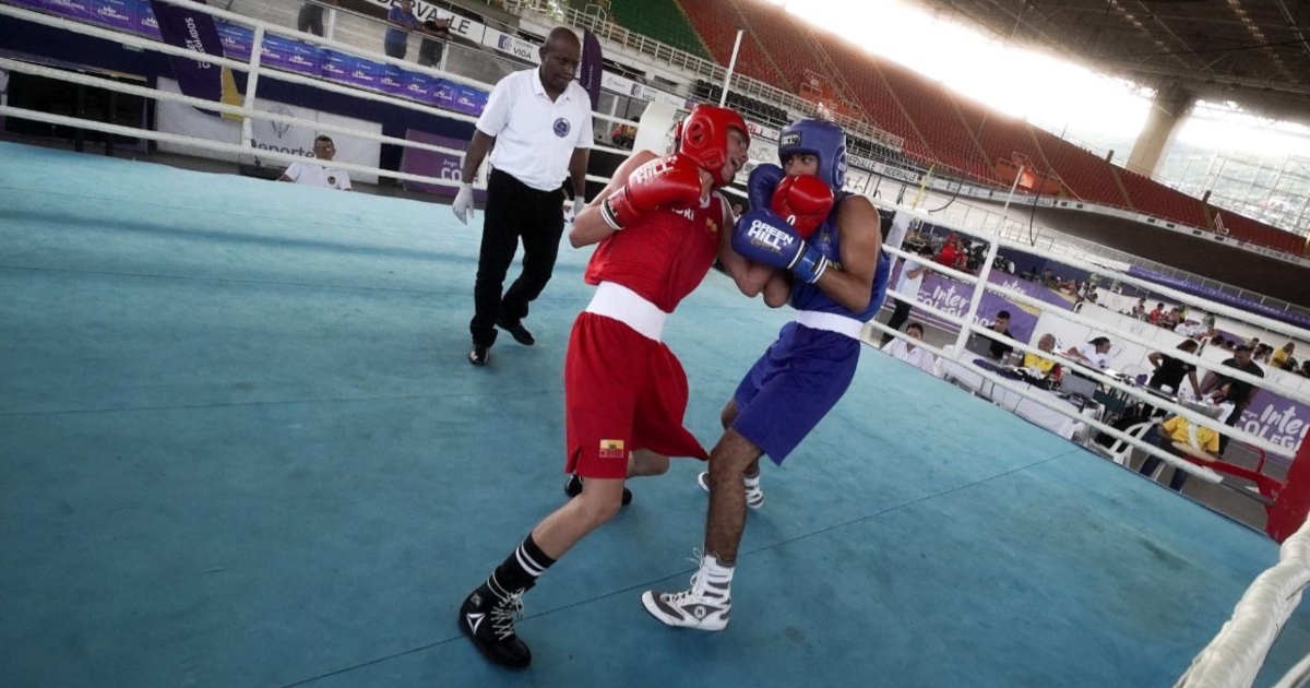Imagen de deportistas en el ring boxeando