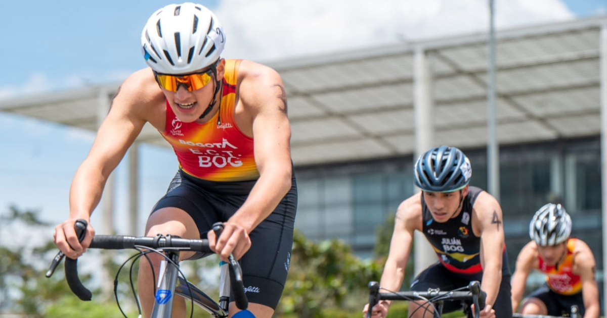 Imagen de deportistas en competencia de triatlón