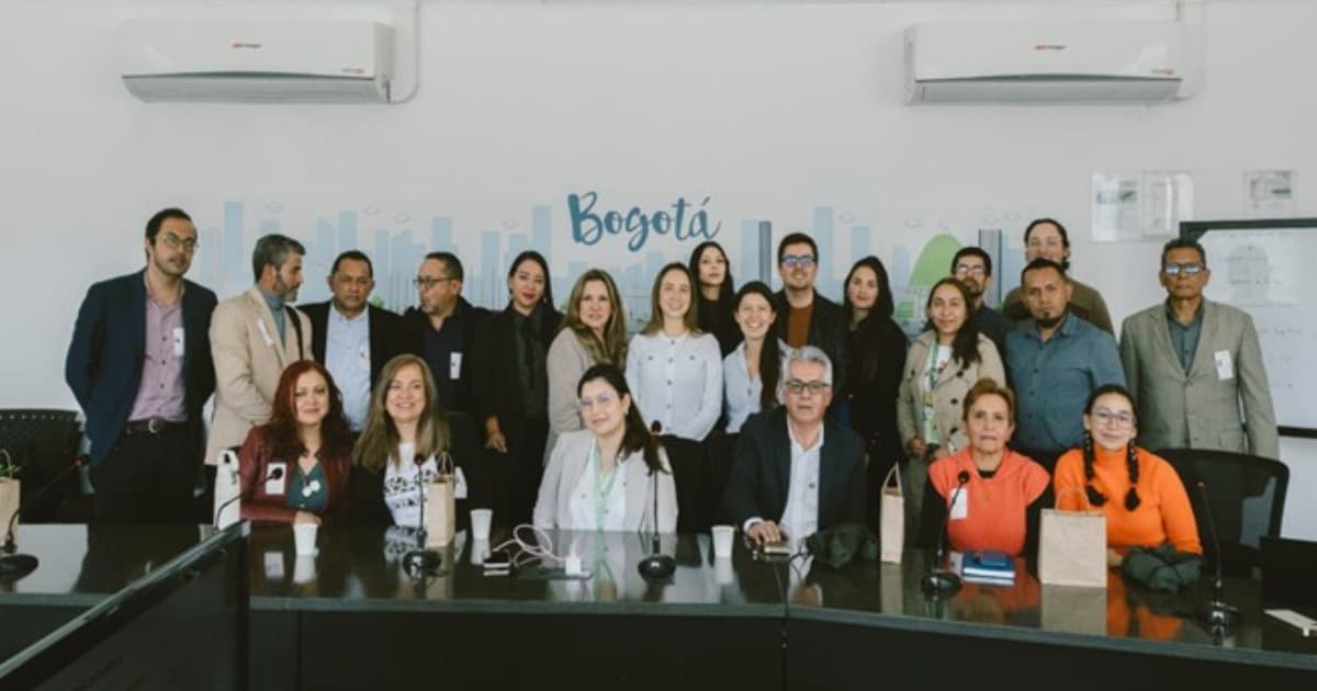 Foto de personas que integran la Mesa de Representantes del Gremio Taxista en Bogotá